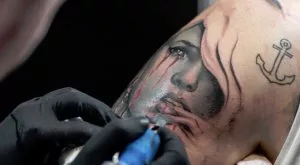 СНИМКА: Футболен ас татуира жена си на тялото си и резултатът е ужасяващ