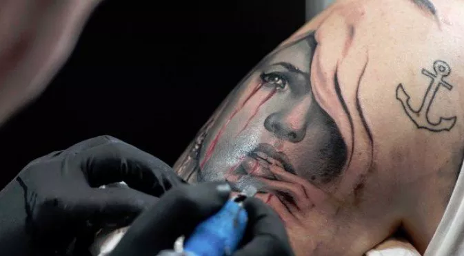 СНИМКА: Футболен ас татуира жена си на тялото си и резултатът е ужасяващ