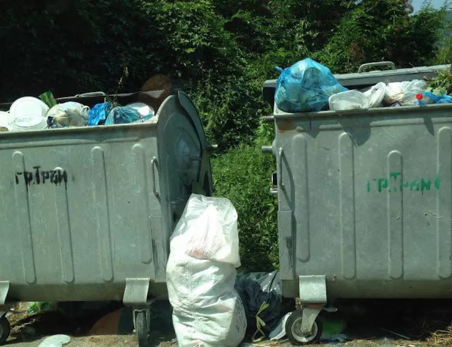 Контейнерите за боклук във Варна преливат
