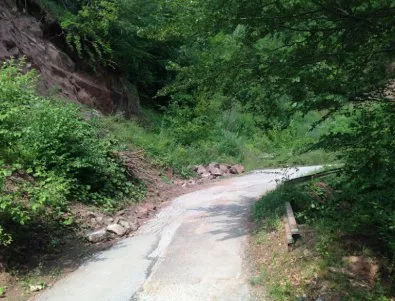 Пътят за село Банкя, община Трън, във все по-лошо състояние