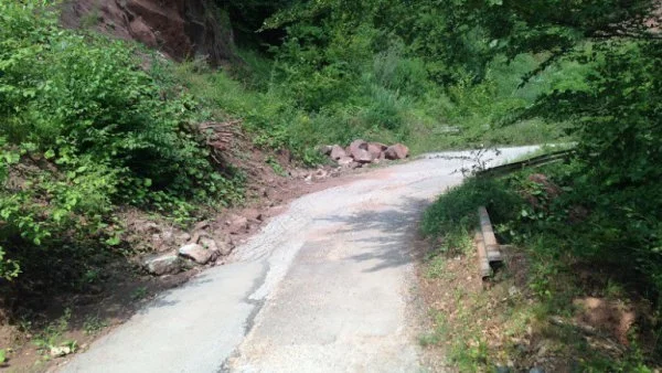 Пътят за село Банкя, община Трън, във все по-лошо състояние