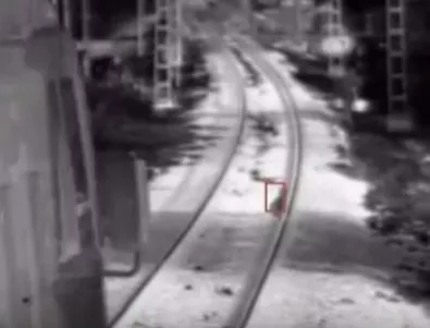 Спасиха 3-годишно дете секунди преди да го блъсне влак (ВИДЕО)