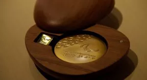 Той продаде олимпийския медал, за да спаси момче с рак