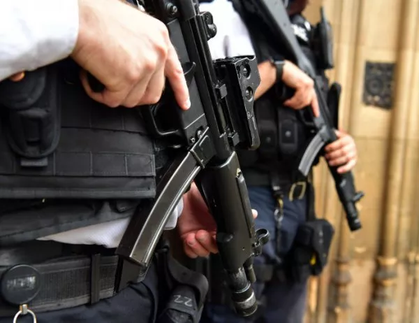 Европарламентът поиска строг контрол и върху огнестрелните оръжия с халостни патрони