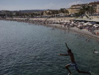Мистериозна дупка зейна на плажа в Ница (ВИДЕО)