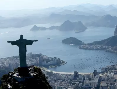 Двама французи осъмнаха върху статуята на Христос в Рио 