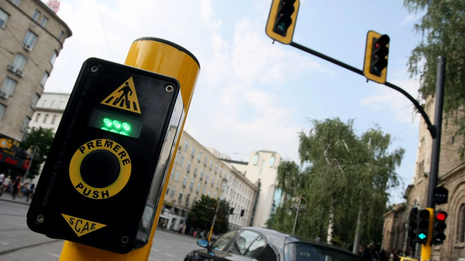 Предлагат поставяне на тактилни знаци и брайлово писмо върху бутоните за пешеходци на светофарите