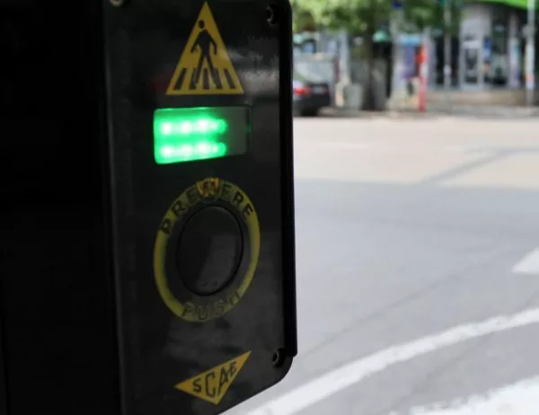 Граждани сигнализират за опасен светофар на кръстовище в ж.к. "Красна поляна"