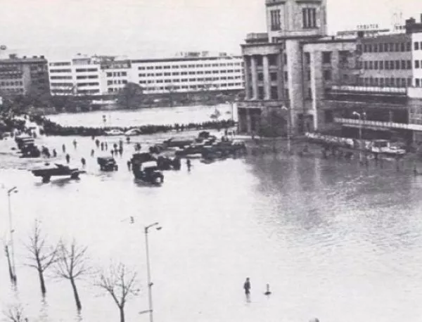 Скопие в ужас: Такъв потоп имало през 1962 г., а след това - унищожително земетресение (ВИДЕО)