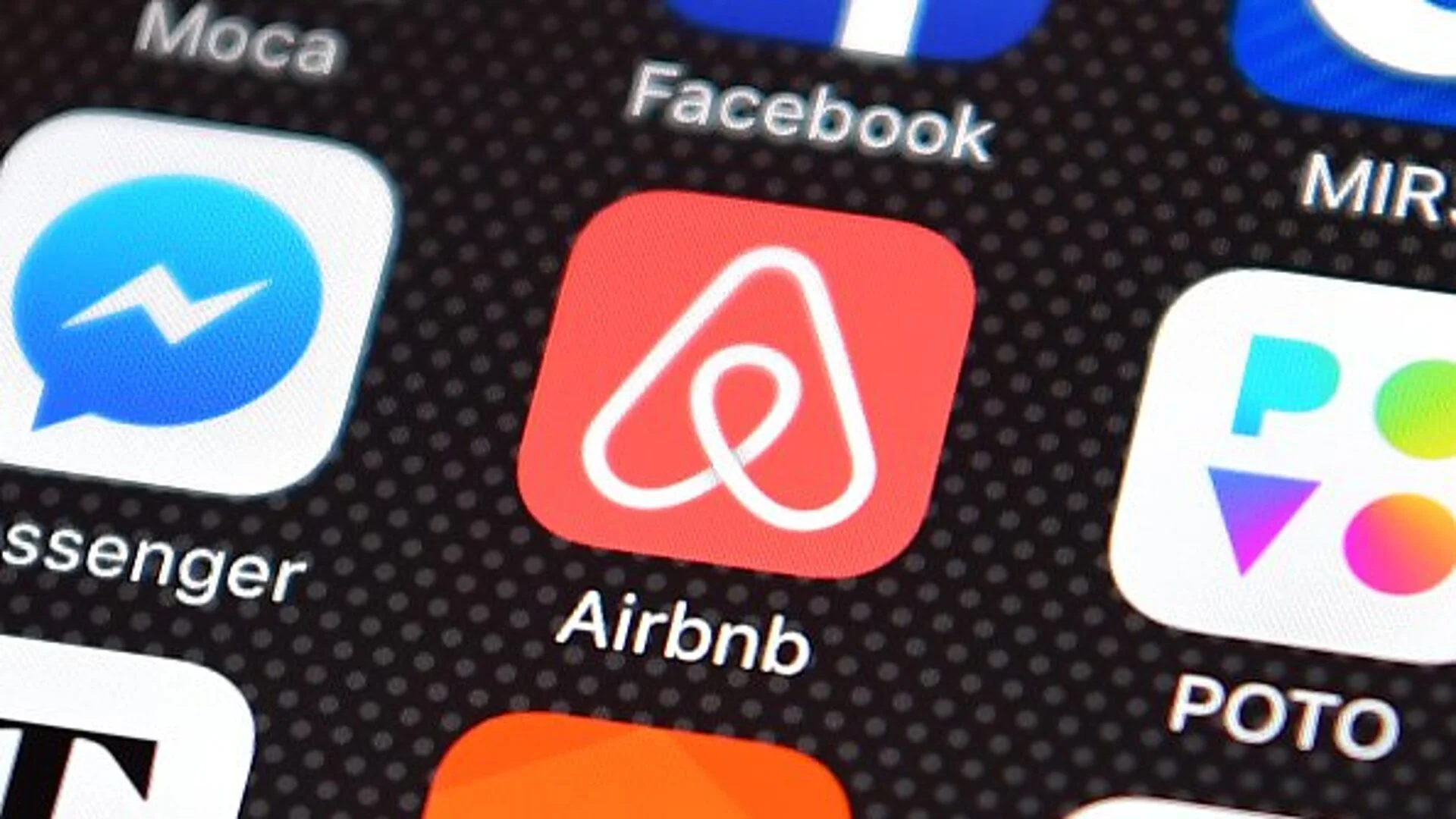 Акциите на Airbnb се сринаха