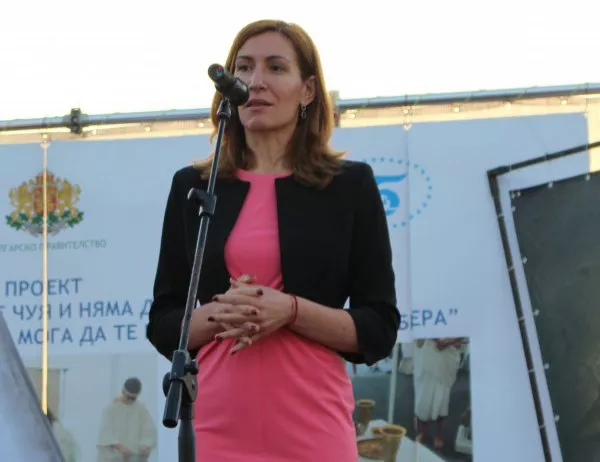 Ангелкова помага за нов фолклорен фестивал в Софийско