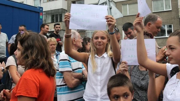 Жители на жк "Младост" отново излизат на протест