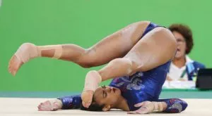 Едва не счупи врата си, но се върна и довърши играта си