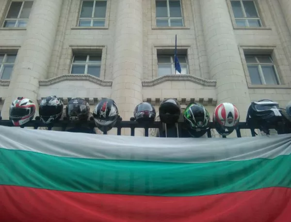 Мотористи протестираха пред съдилищата в цялата страна 