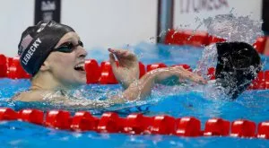 Защо олимпийските плувци носят по две шапки?