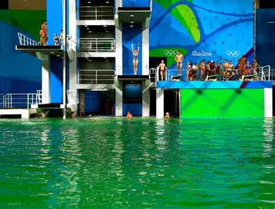 Никой не знае защо олимпийският басейн в Рио позеленя (СНИМКИ)