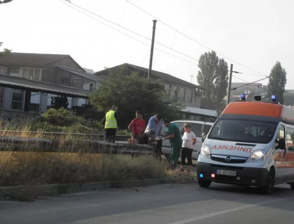 Двама души загинаха, след като влак блъсна автомобил край Велико Търново