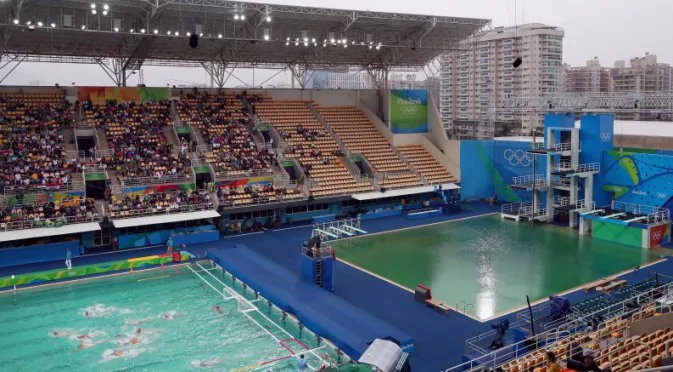 Гадост! И басейнът за водна топка в Рио позеленя (СНИМКИ)