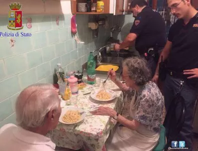 Полицаи утешиха самотна възрастна двойка, сготвиха им топла вечеря (Снимки)