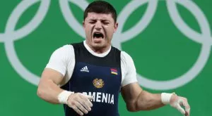 Ужасяваща контузия на арменски щангист (ВИДЕО)