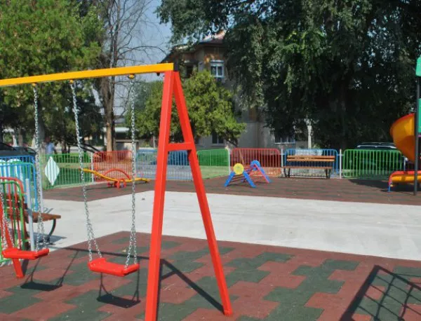Десетки родители се обединяват с искане за план за ремонтите на  детските площадки