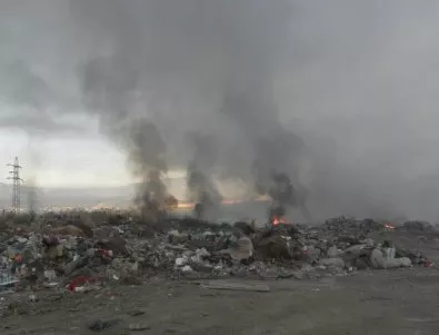 Гори сметището на Бобошево, районът е обгазен