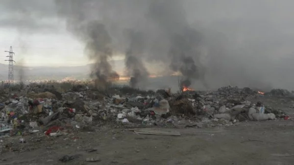 Гори сметището на Бобошево, районът е обгазен
