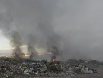 До седмица пожарникарите ще се справят с тлеенето на сметището на Ихтиман