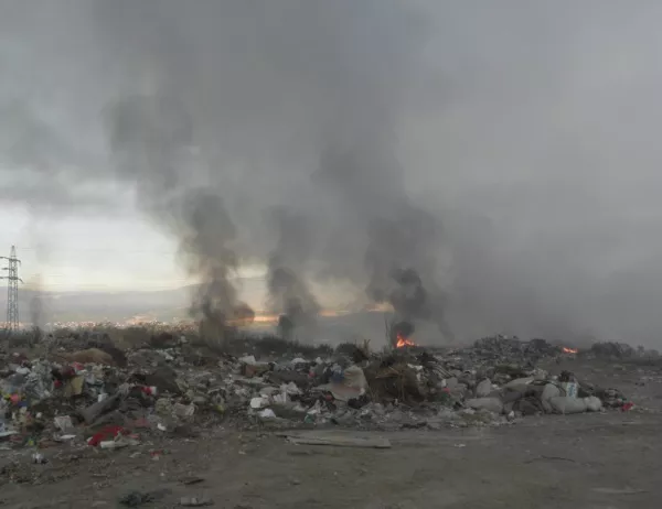 Пожар в сметището на Симитли затруднява движението по път Е-79