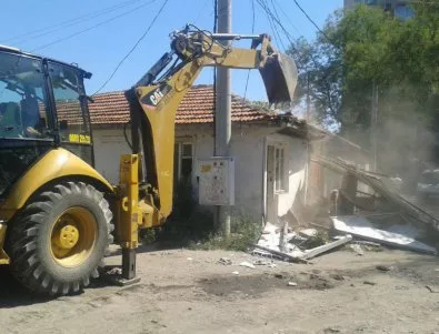 Събарят незаконни къщи в Пловдив