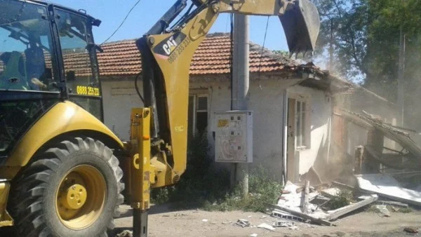 От 20 години във Войводиново имало проблем с ромските къщи, сигнал бил даден през октомври