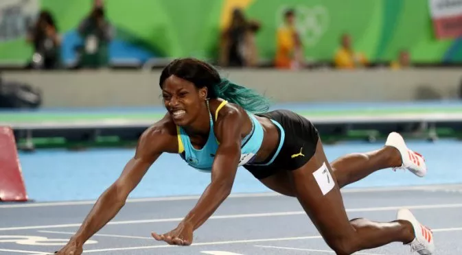 Снимки: Бахамка куриозно спечели олимпийско злато на 400 метра с плонж 