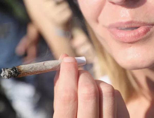 Канада легалиризира продажбата и употребата на марихуана