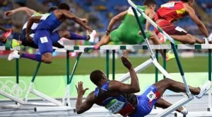 Тръгна с ритуала на Болт, а падна на първото препятствие (ВИДЕО)