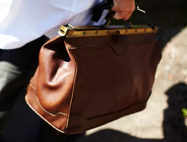 Момиче върна изгубена чанта с последните пари на пенсионерка