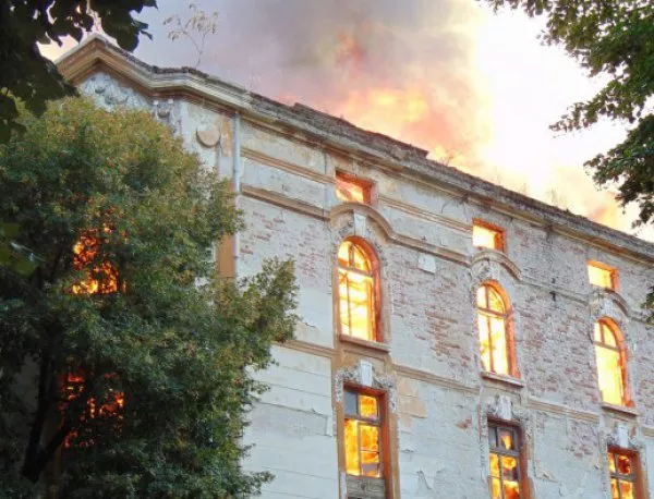 Започнаха огледите на изгорелите тютюневи складове в Пловдив