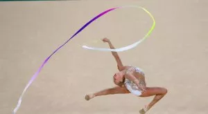 Скандално ВИДЕО: Треньорка крещи и дърпа ушите на малка гимнастичка