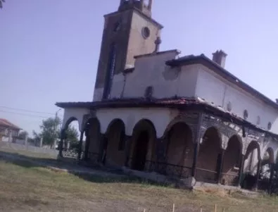 Жители на Крислово градят навес в двора на порутената си църква 