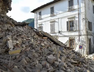 215 души са спасени от развалините на труса в Италия
