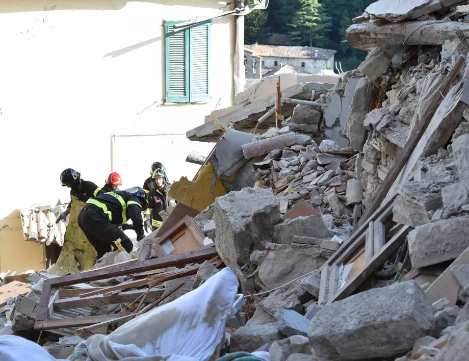 След земетресението в Турция: 31 загинали, над 15 000 без дом, разрушения (ВИДЕО)