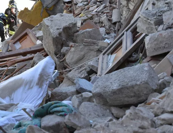 Поне 15 души са затрупани под развалините на рухналата сграда в Истанбул
