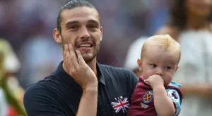 Керъл си взе смъртоносна охрана, за да се пази от обирджиите