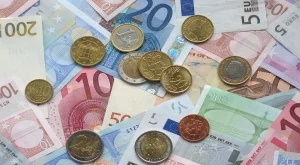 Еврото отстъпи до годишно дъно