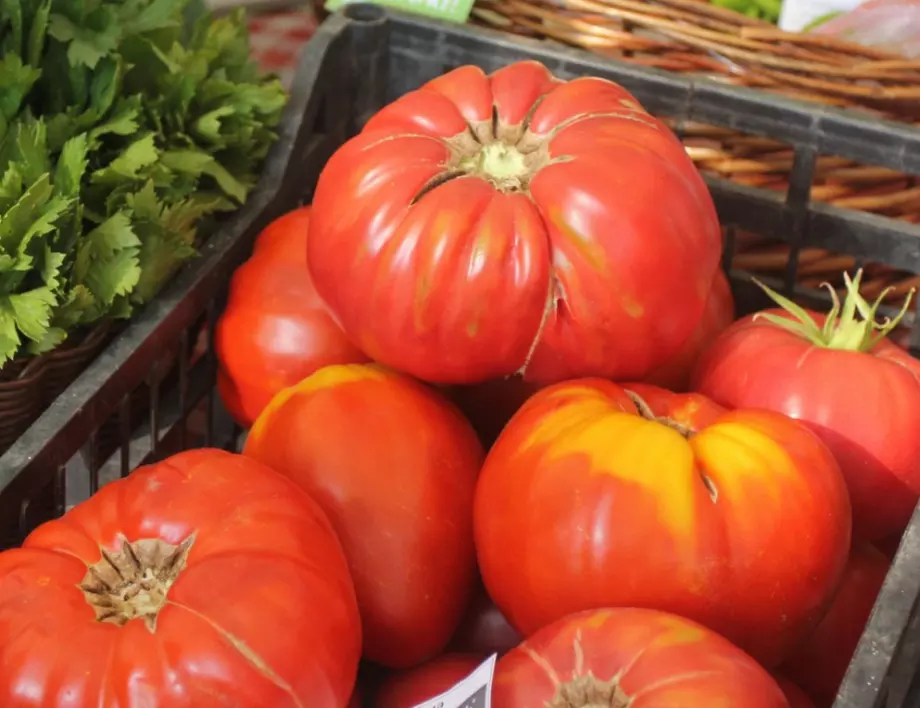 Ще берете доматите в щайги, ако наръсите това в градината през зимата
