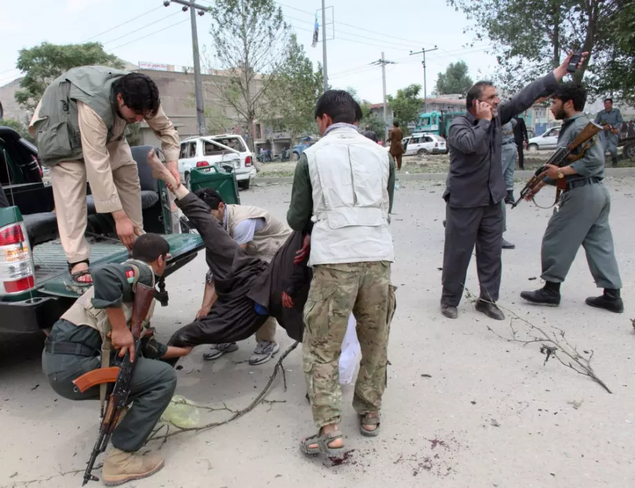 Взрив уби десетки хора в автобус в Афганистан