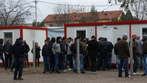 Разширяват бежанския лагер в Харманли, местните излизат на протест