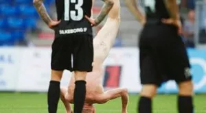 Европейски шампион нахлу гол на терена! (СНИМКИ 18+)