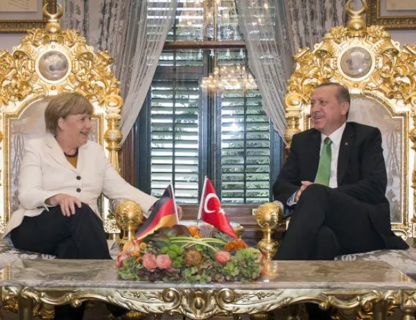 Ердоган укори Меркел за приемането на турски бегълци 