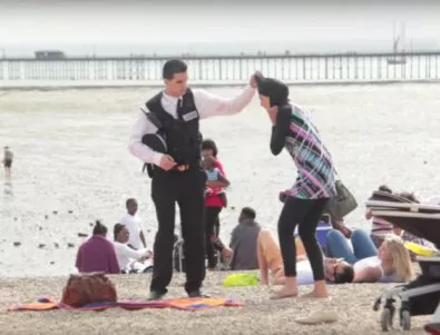 Социален експеримент на британски плаж показва реакциите към буркините (Видео)