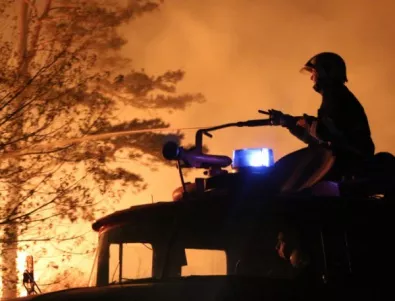 Продължават усилията за потушаване на пожарите край Атина и на остров Закинтос